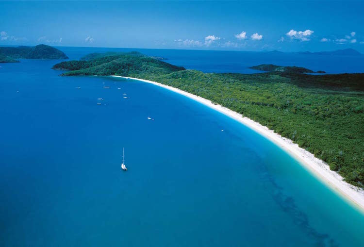 Sailing the Whitsunday Islands. Credit: iStock.com
